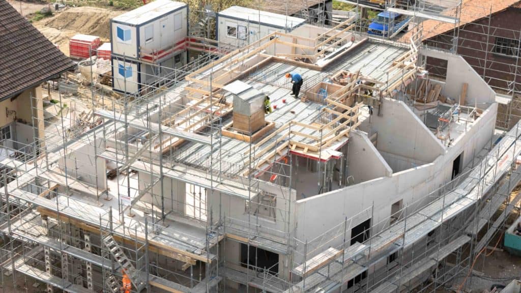 Construction d'un bâtiment résidentiel à Poliez-le-Grand en cours.
