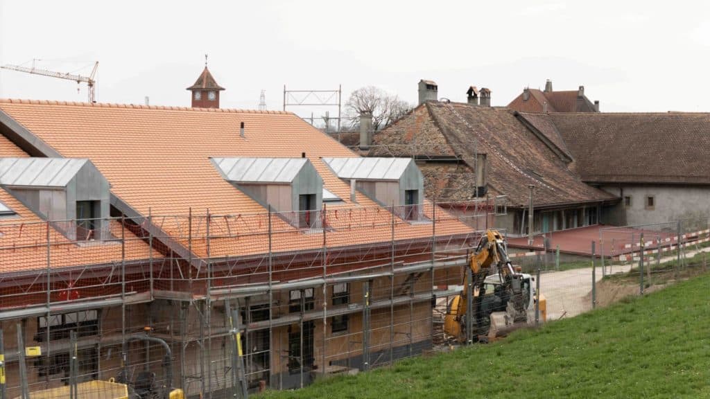 Construction en cours à Colombier sur Morges avec bâtiments en rénovation.